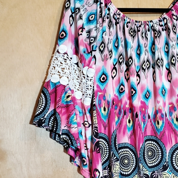 Win Win Pinwheel Bell Sleeve Ladies Tunic - Picture 3 of 4